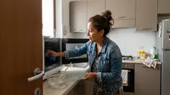 Come pulire il microonde con l’aceto: metodo a vapore, dosi e risciacquo finale